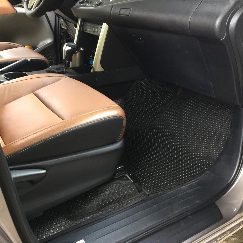 thảm lót sàn cao su trên xe inova 2017 của anh Hồng tại ghế lái